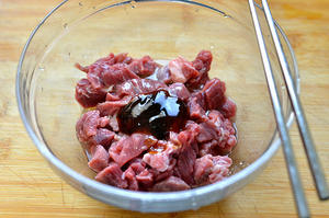 蒜香牛肉粒的做法 步骤2