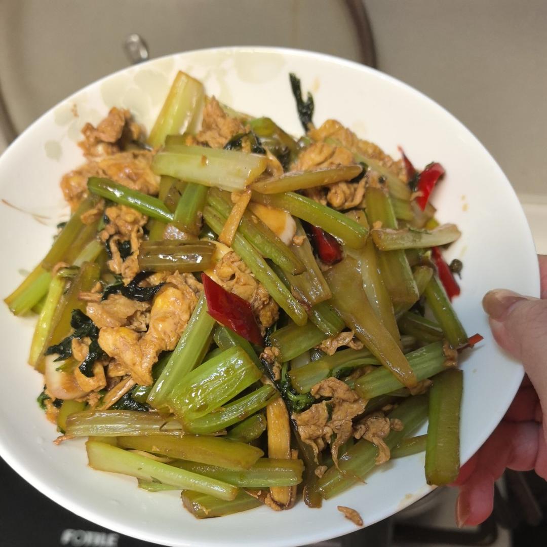 芹菜炒鸡蛋(超级简单的快手菜呀~)