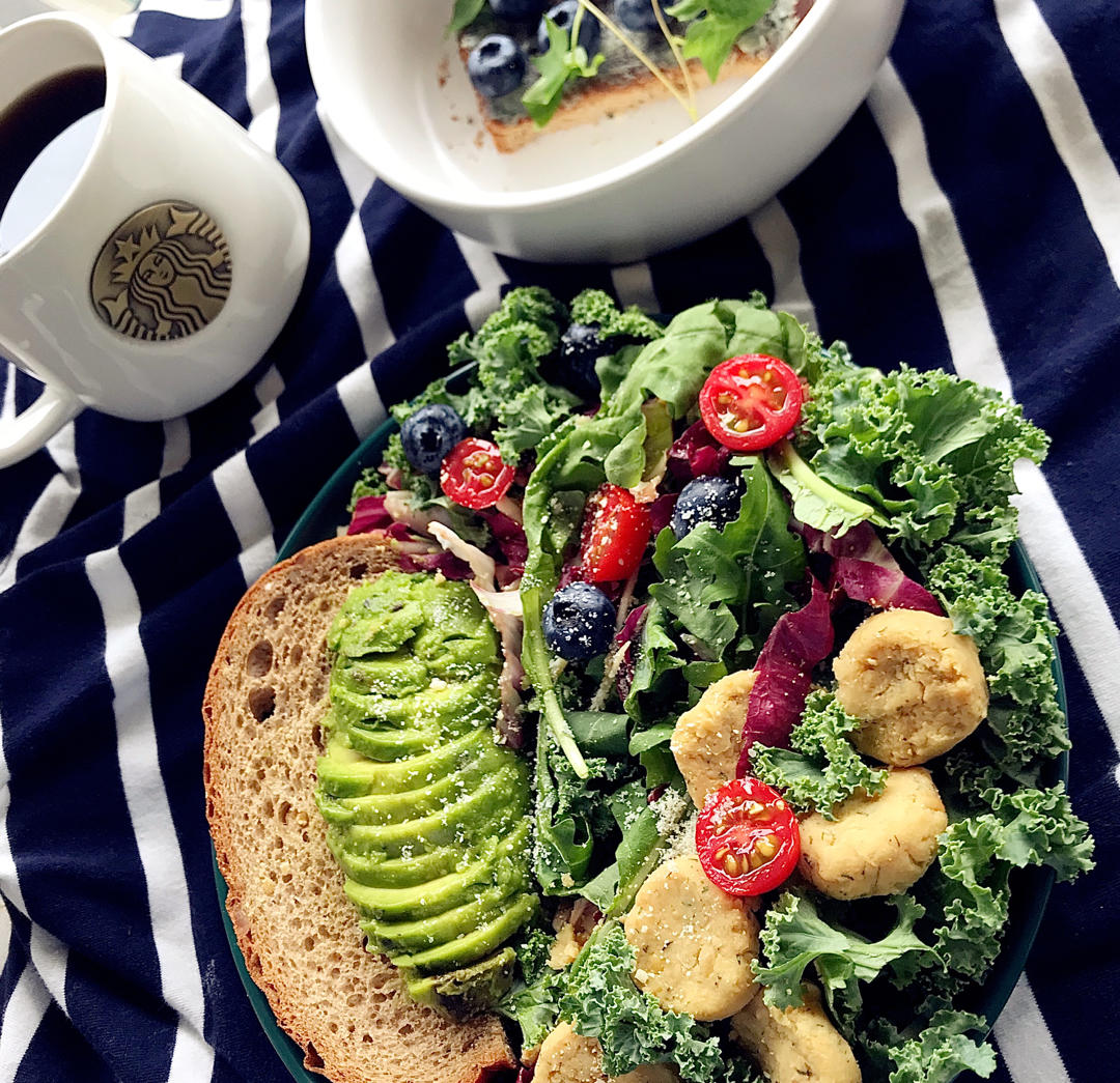 不吃沙拉会挂
Luscious salad