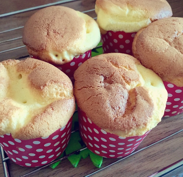 超简单完美戚风蛋糕（6寸2蛋）附打发、翻拌、脱模视频