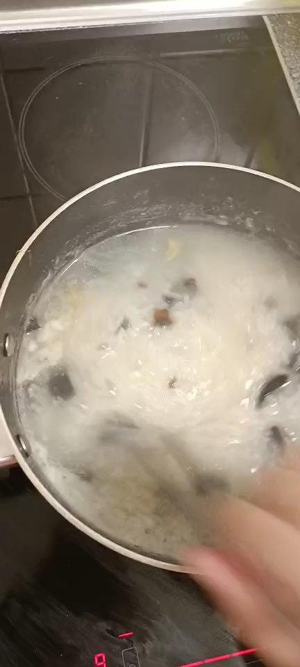 广东人教你正宗的
皮蛋瘦肉粥