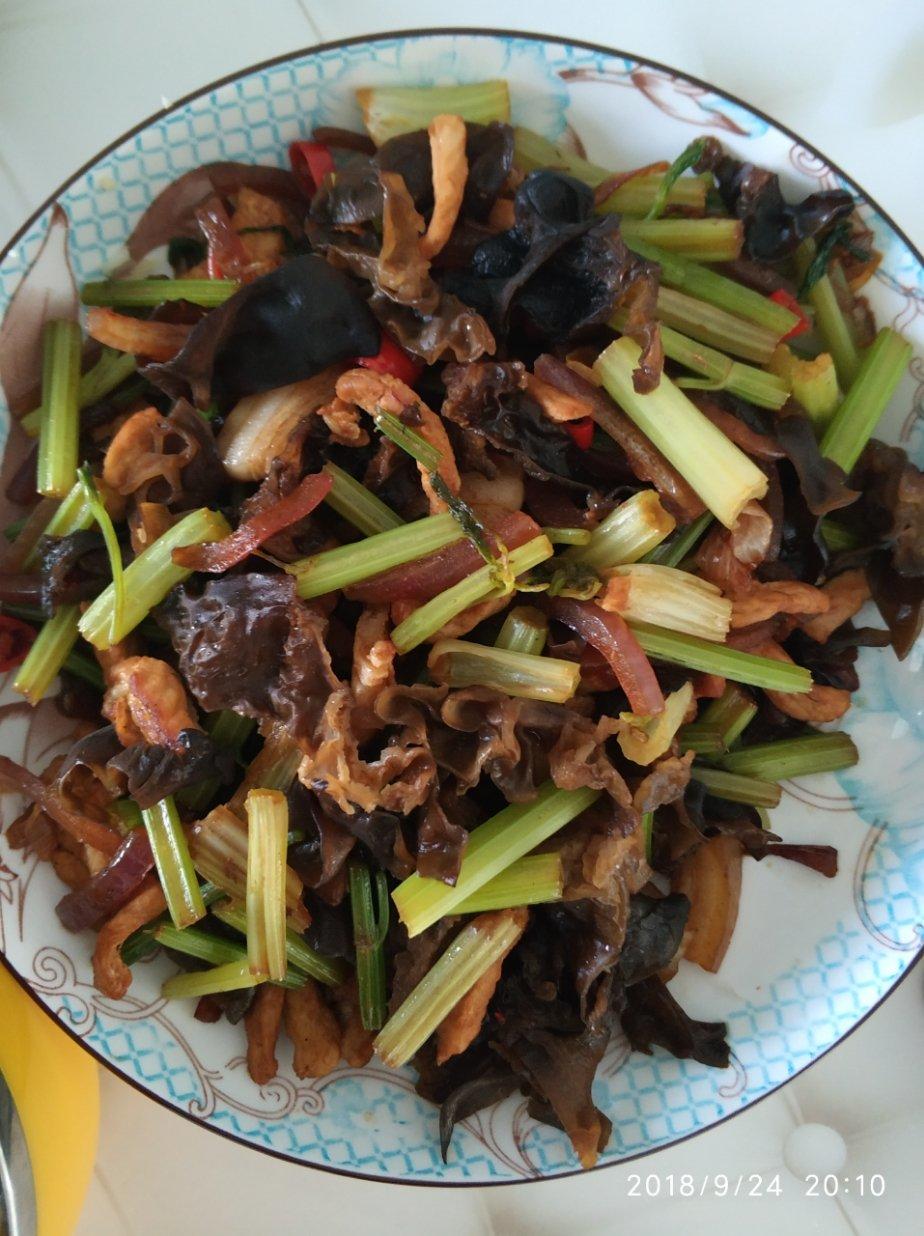 芹菜木耳炒肉丝