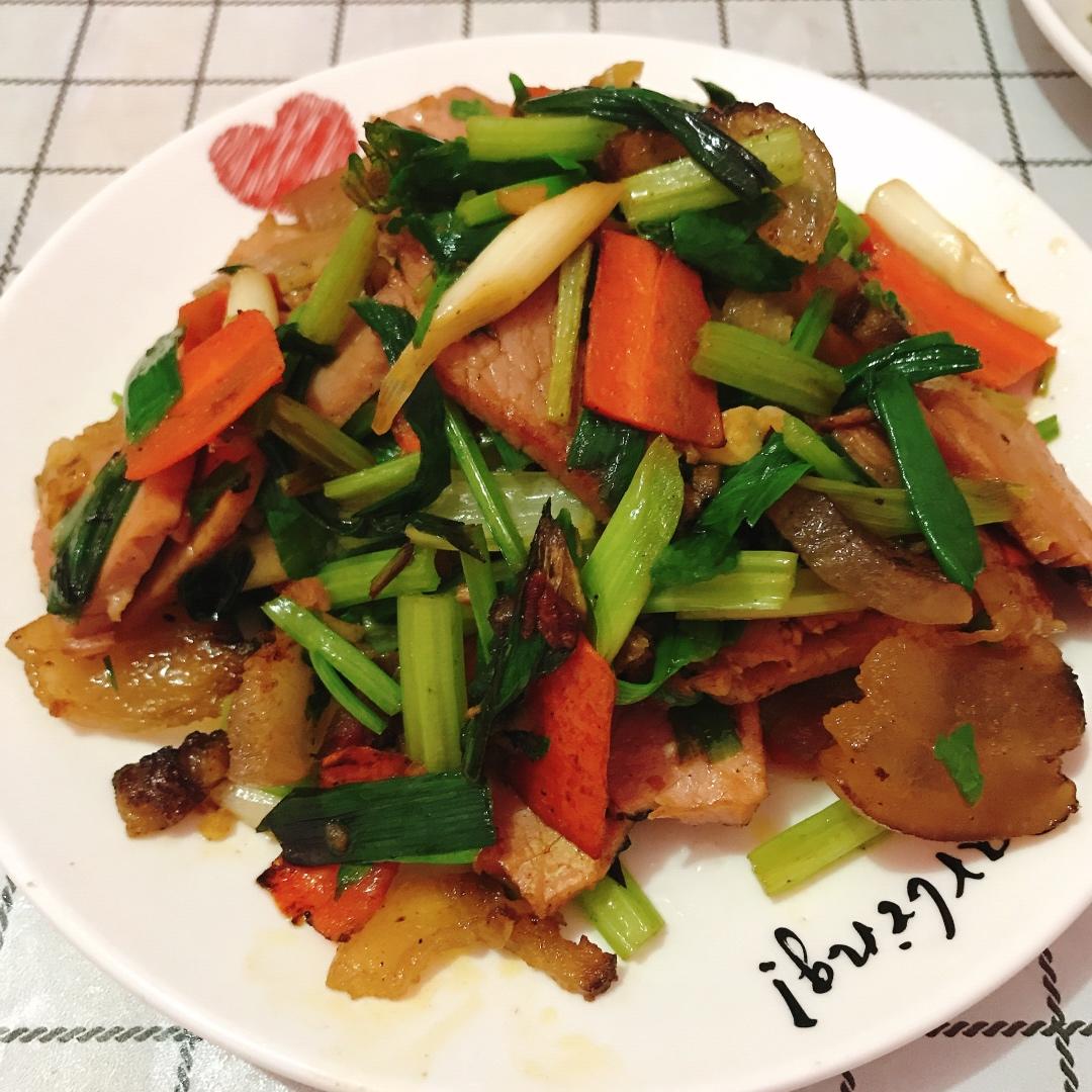 蒜苗炒腊肉（快手菜，懒人必备下饭菜）