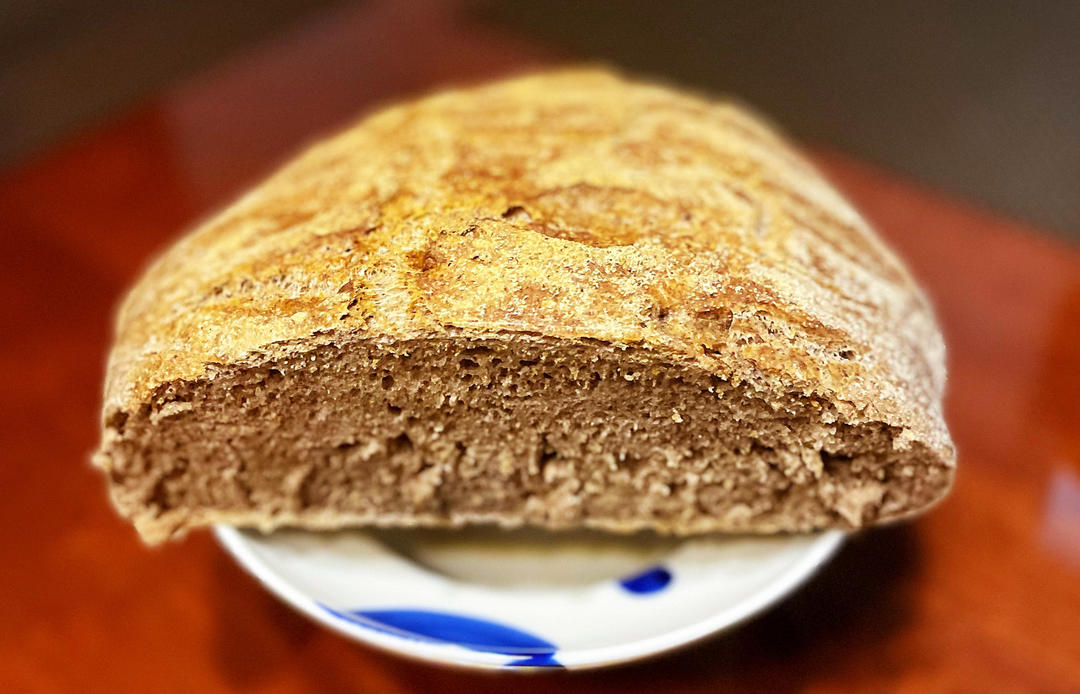 简单健康的铁铸锅乡村面包