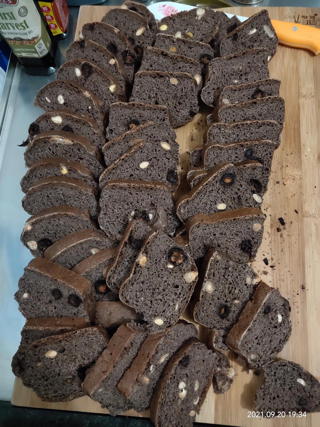 健身轻食：无油无糖高筋黑全麦粉欧包