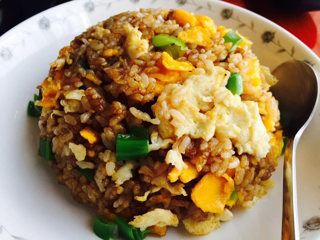 厨师长教你：“酱油炒饭”的家常做法，里面满满的小技巧，很受用