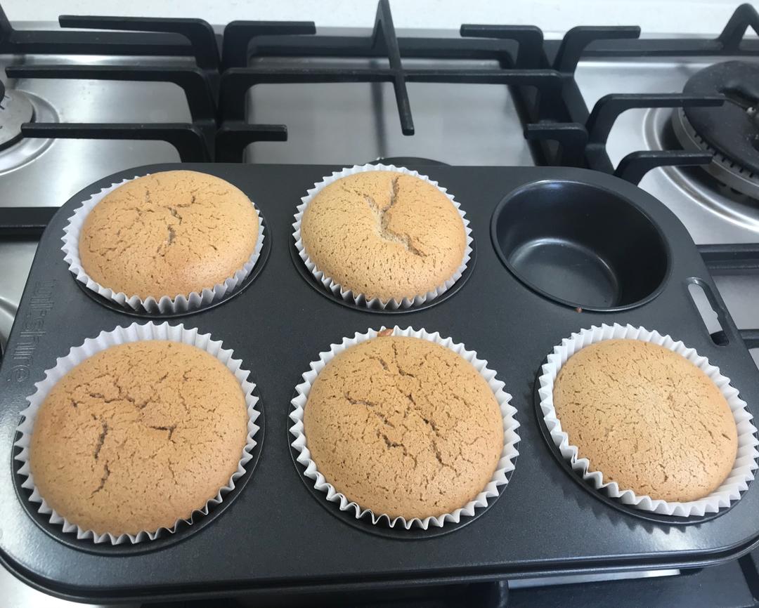 软绵绵戚风纸杯蛋糕