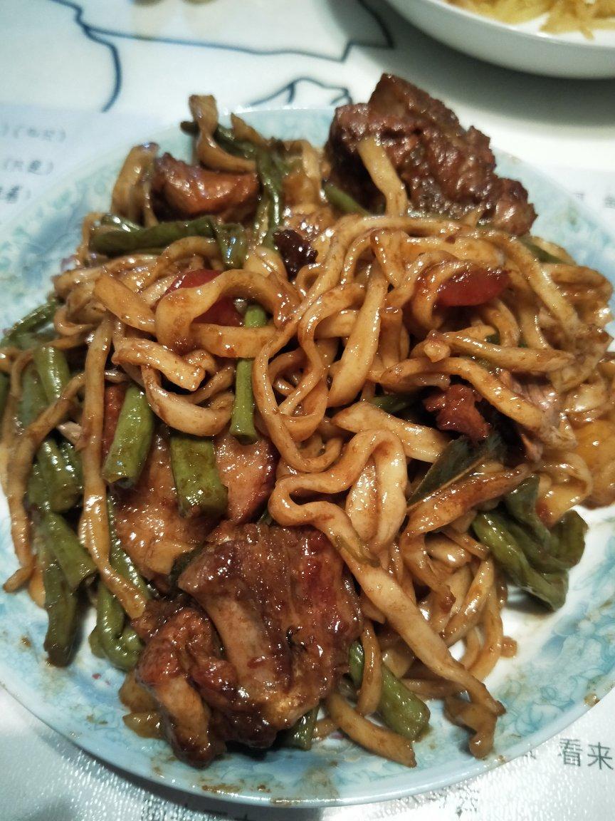 排骨豆角焖面（干、湿两种，这是偏干、劲道的做法）