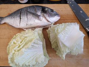 鲷鱼最简单最鲜美做法—最好的食材往往只需要最简单的烹饪方式的做法 步骤1
