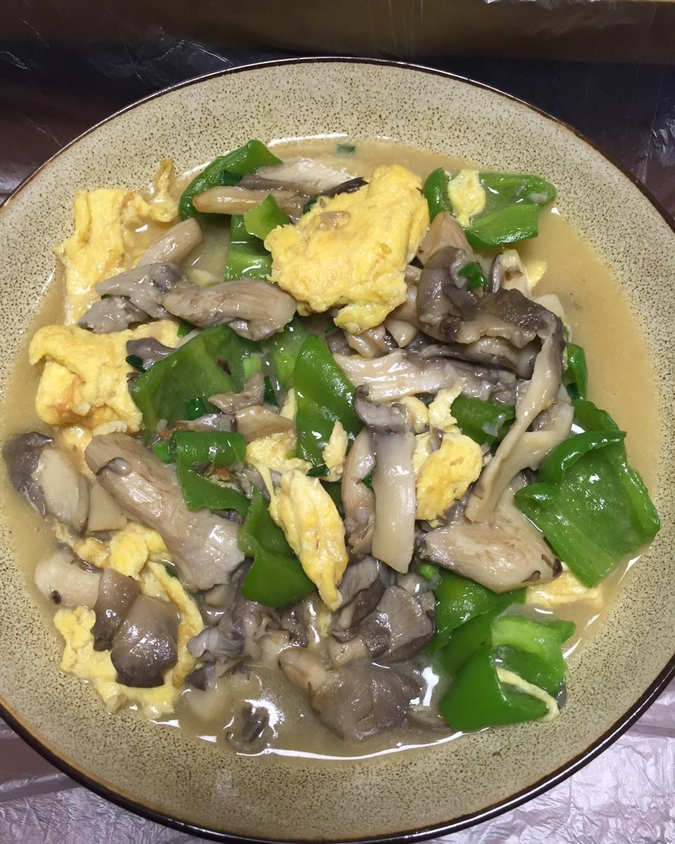 平菇青椒炒鸡蛋 好吃又营养的超快手家常菜