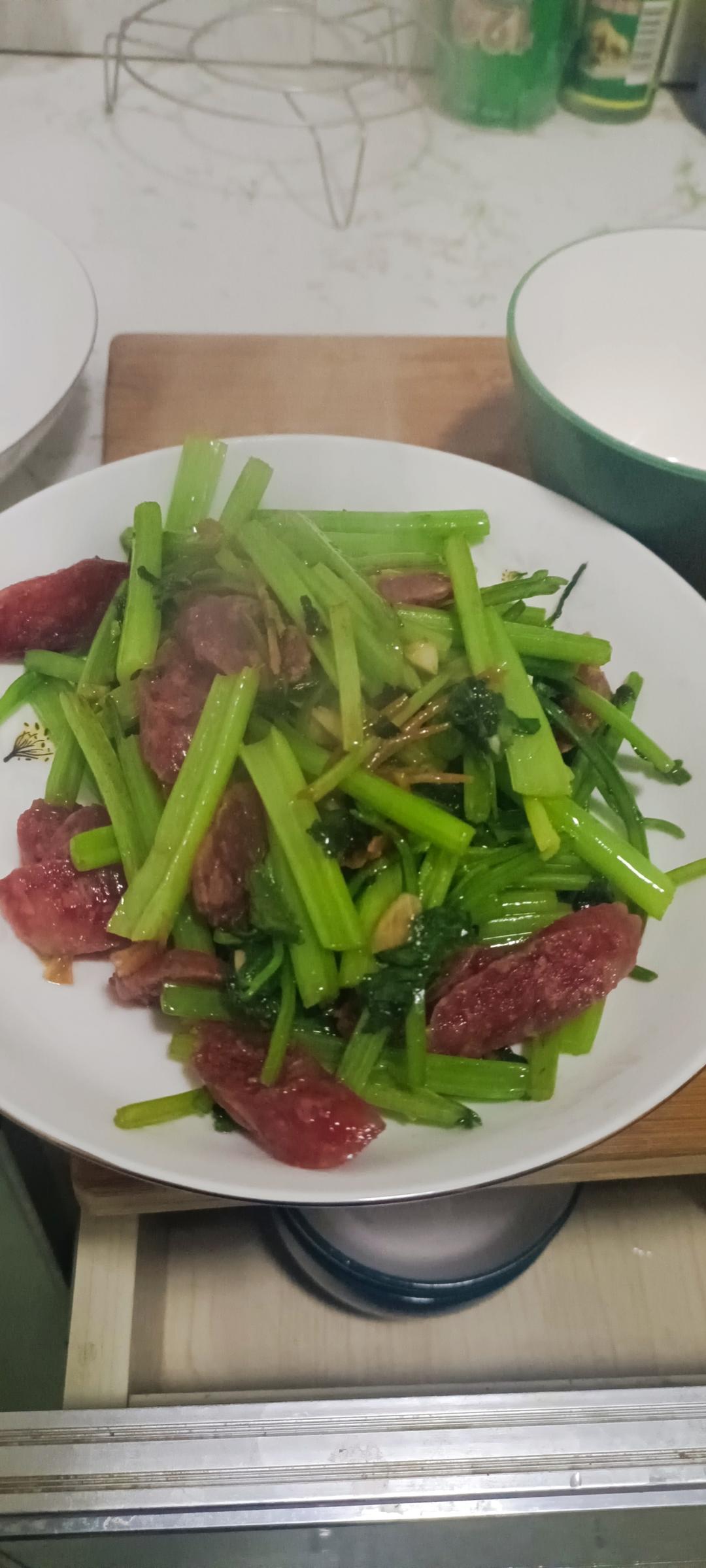 腊肠炒芹菜
