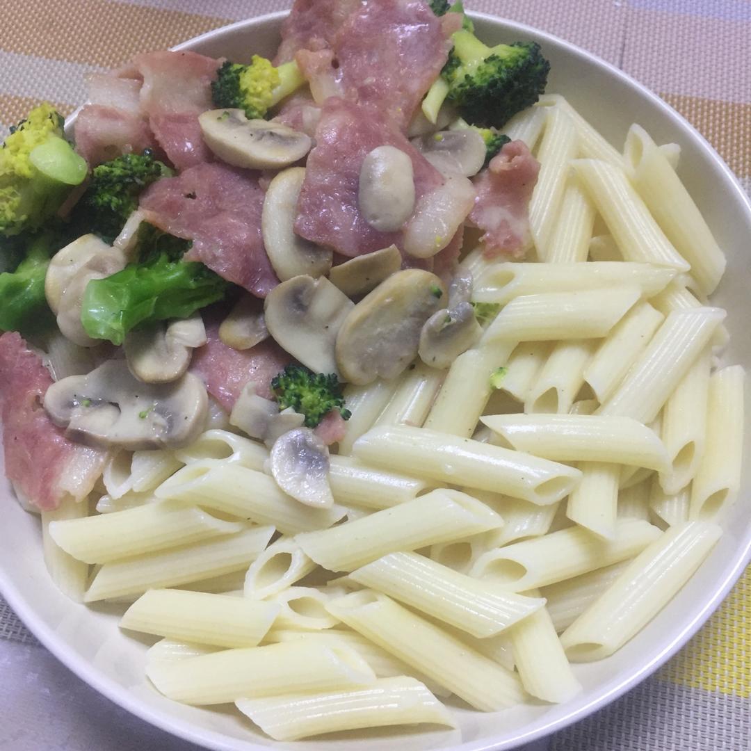 奶油培根蘑菇意面