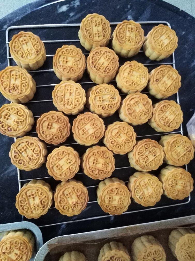 广式月饼－－蛋黄豆沙月饼
