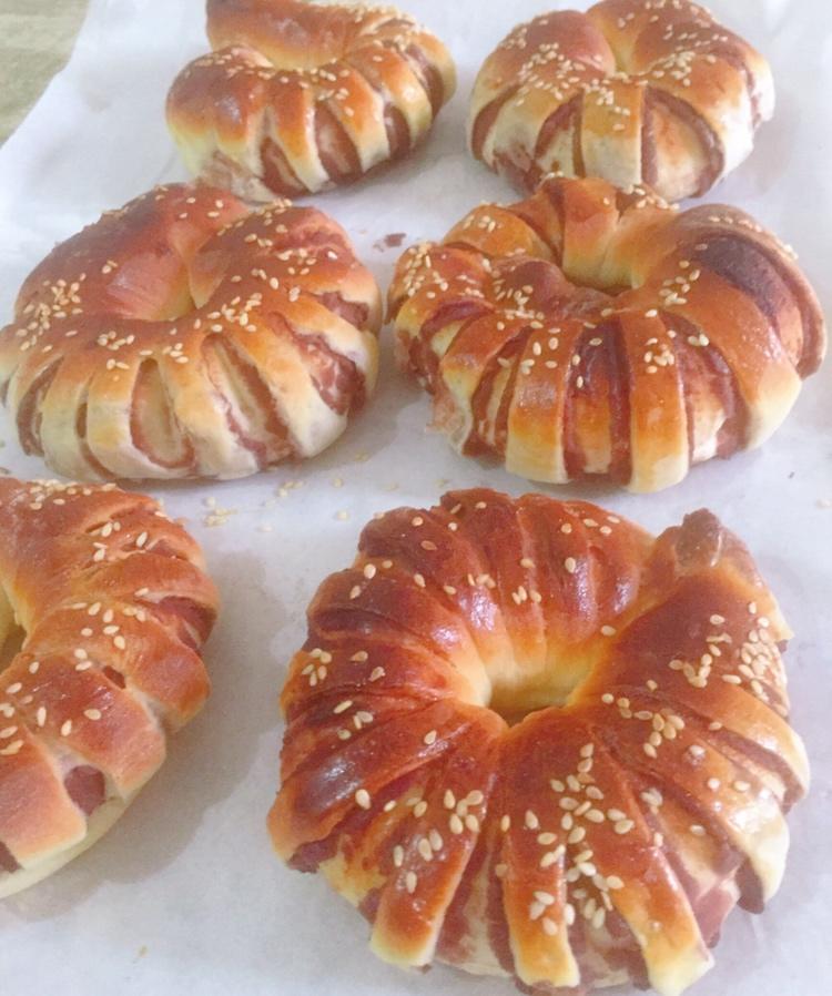 松软可口的红豆沙面包卷