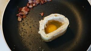 蒜香法棍煎蛋的做法 步骤3