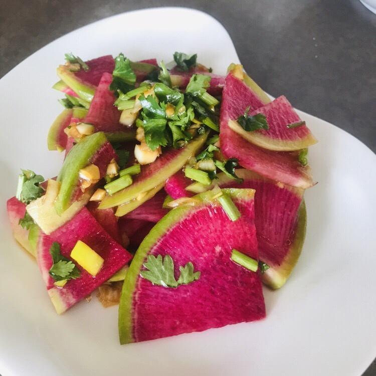 简简单单的身边美味做的凉拌萝卜皮(心里美萝不)