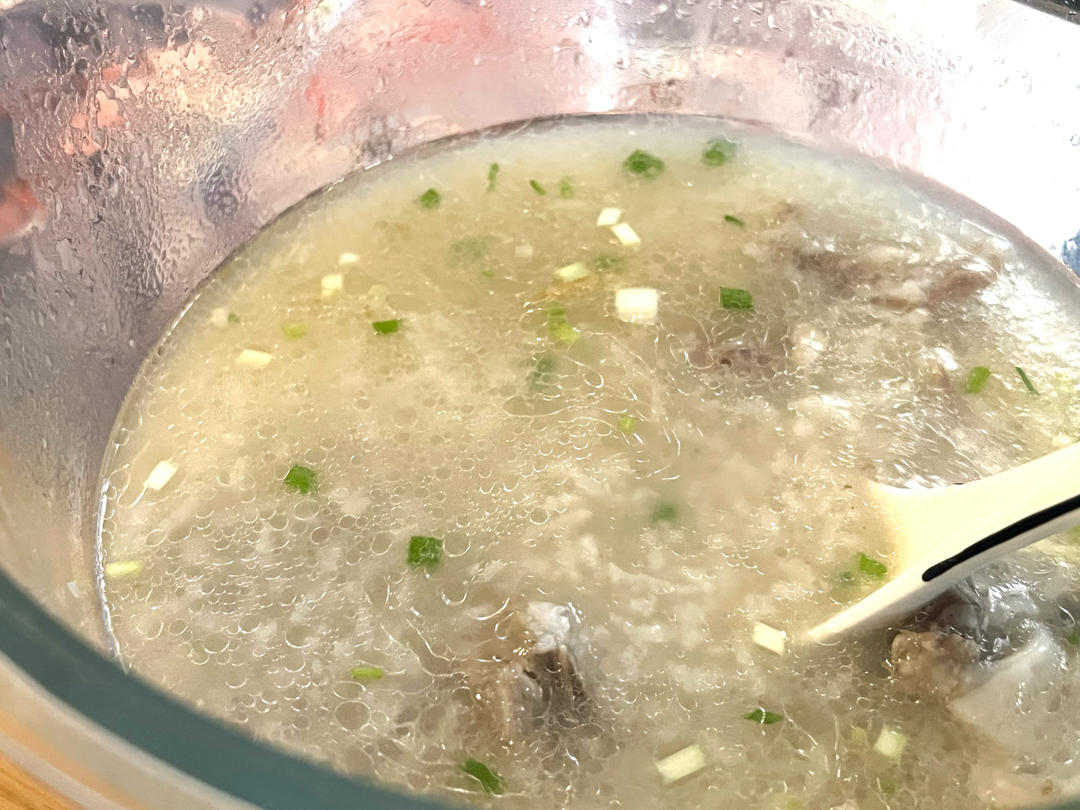 厨师长分享：“咸排骨粥”的家常做法，粥稠鲜醇，适合老人孩子