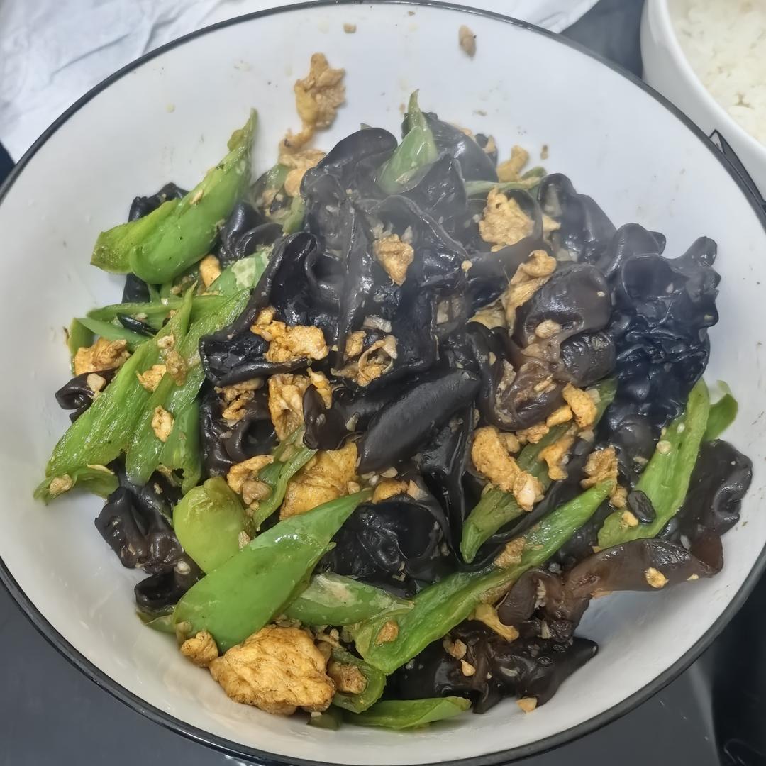 黑木耳青椒炒鸡蛋（营养又下饭）