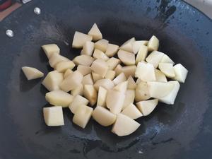 咖喱土豆墨鱼丸意面的做法 步骤2