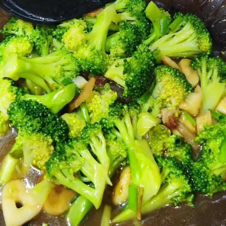 好吃到爆的耗油蒜蓉西兰花(从不修图，喜欢请关注)