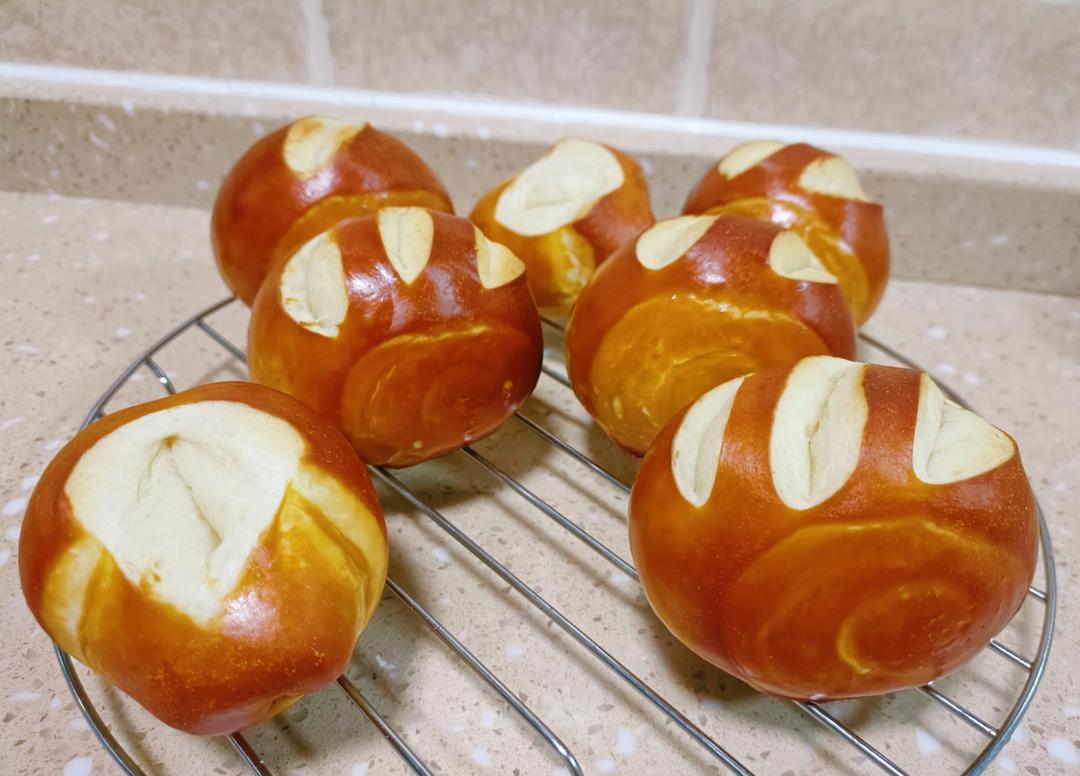 一口一个的奶酪小碱水球