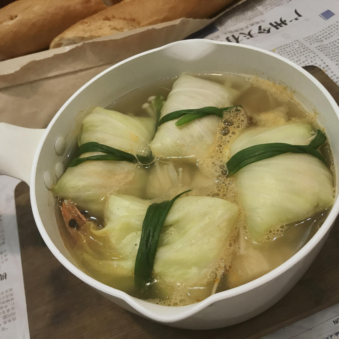 洋白菜虾肉卷鲜蔬汤