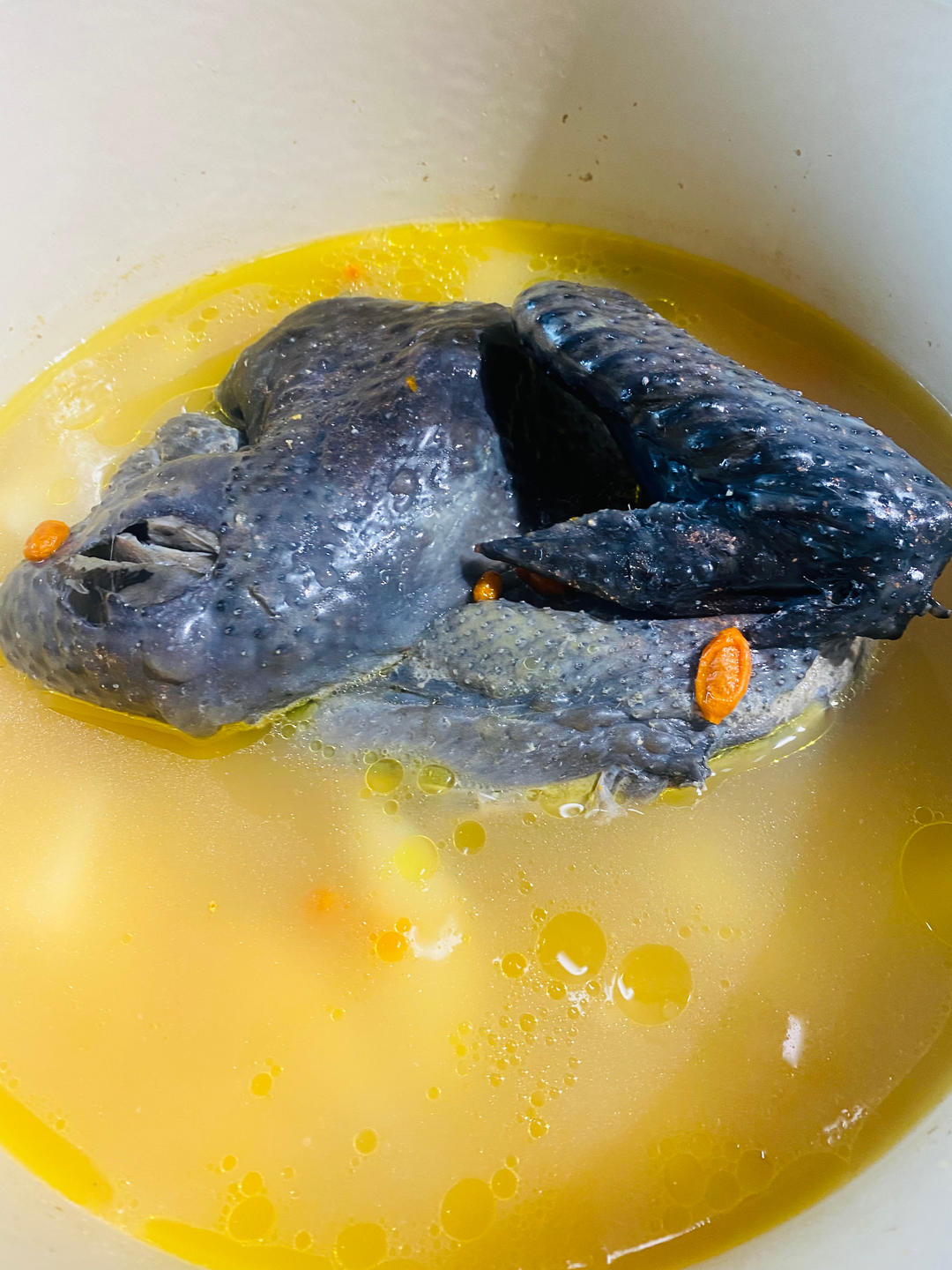 乌鸡汤(红枣、枸杞、没用一滴油、汤鲜肉烂)