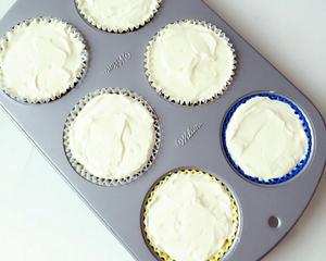 kiri奶油芝士食谱——柠檬冻芝士纸杯蛋糕的做法 步骤7