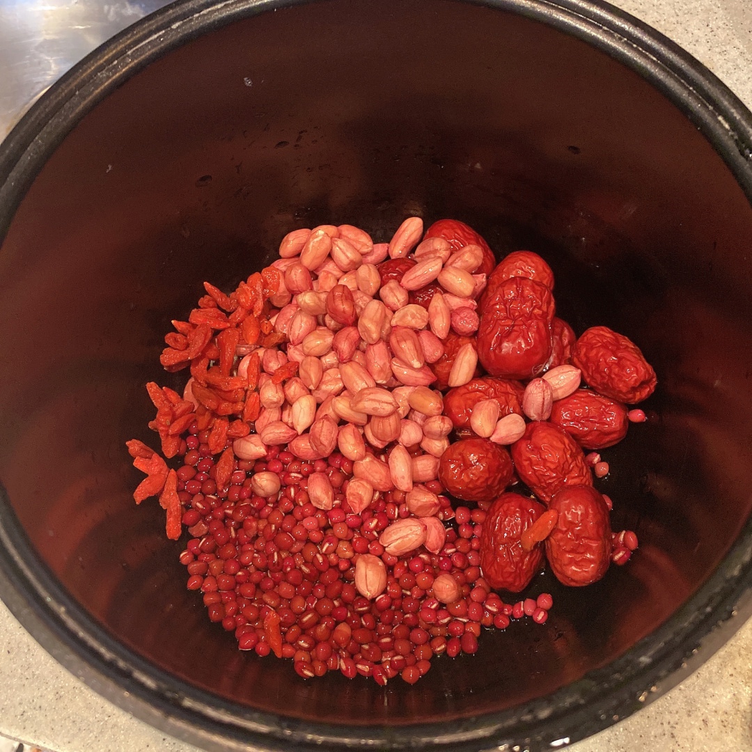 冬日暖汤-五红补气养血汤的做法 步骤2