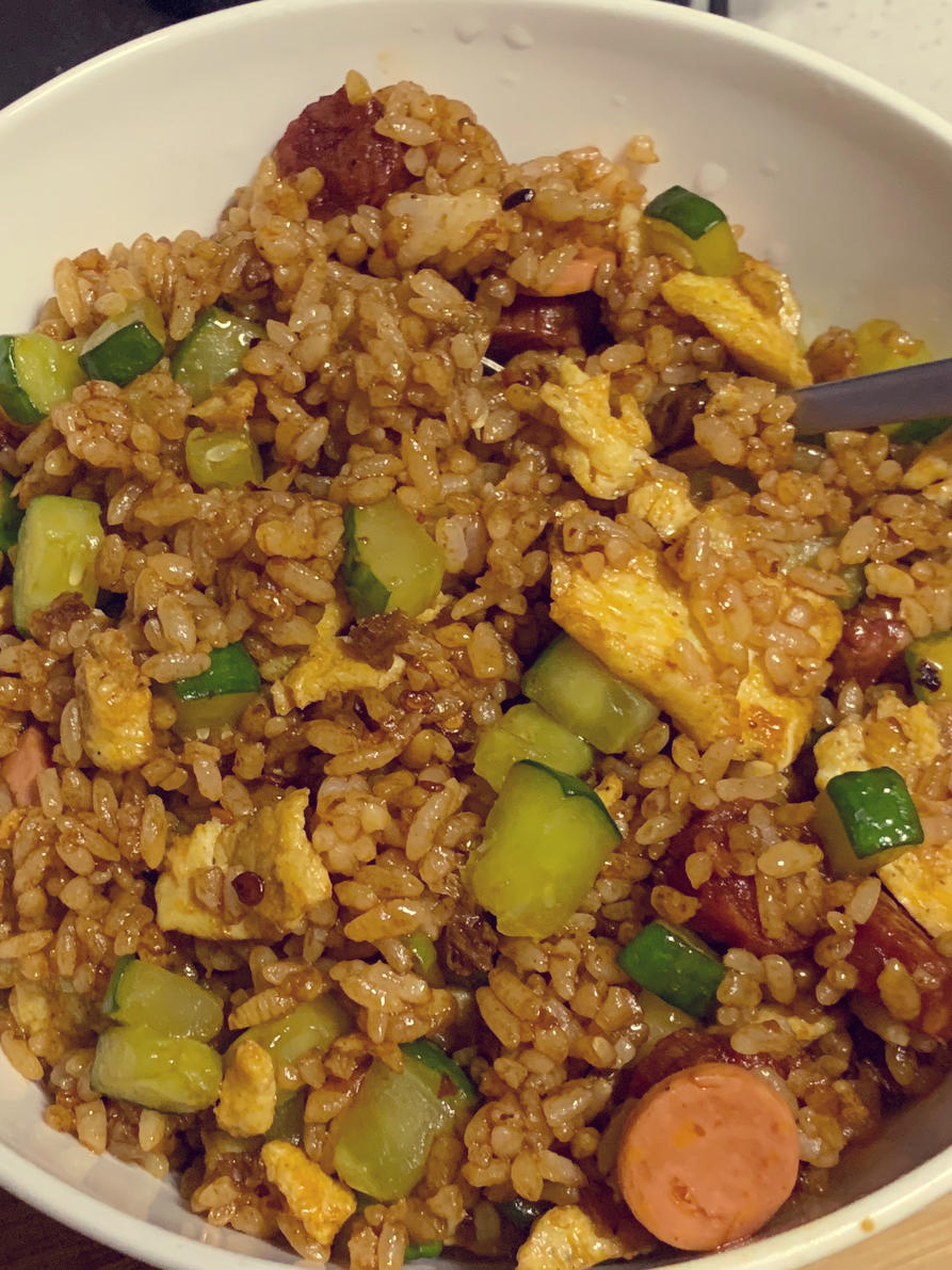 青椒火腿黄瓜蛋炒饭