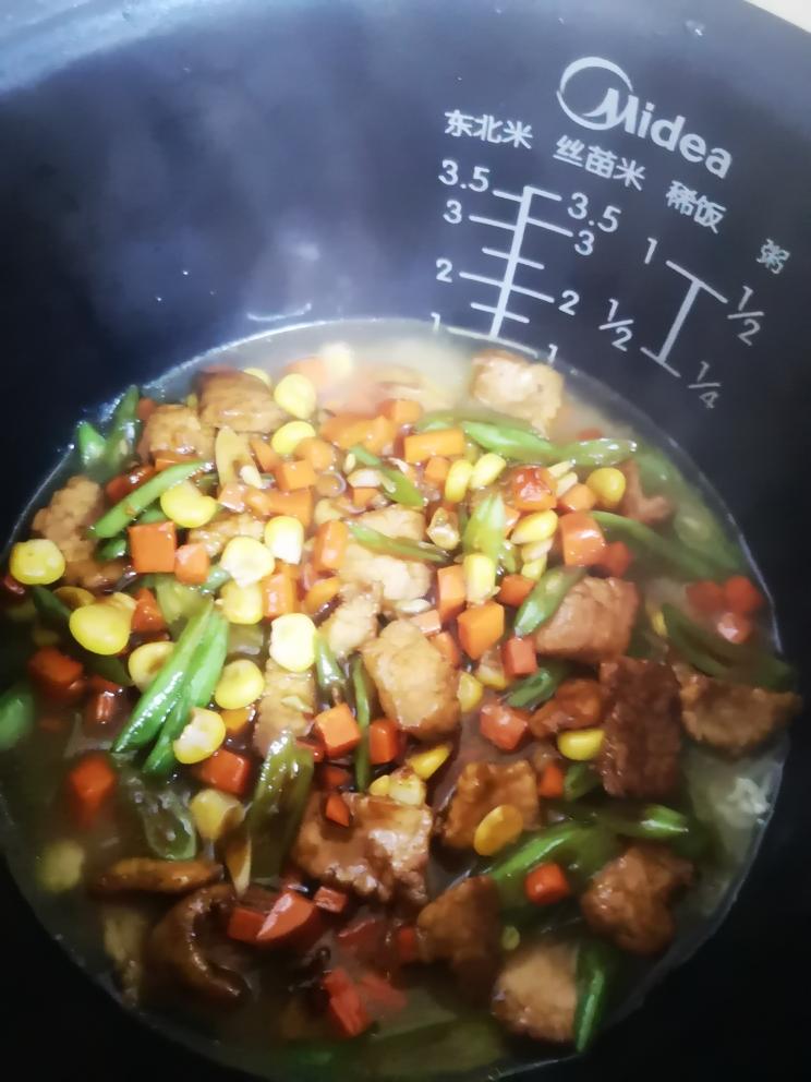 超简单的懒人营养餐——电饭锅豆角焖饭的做法 步骤9