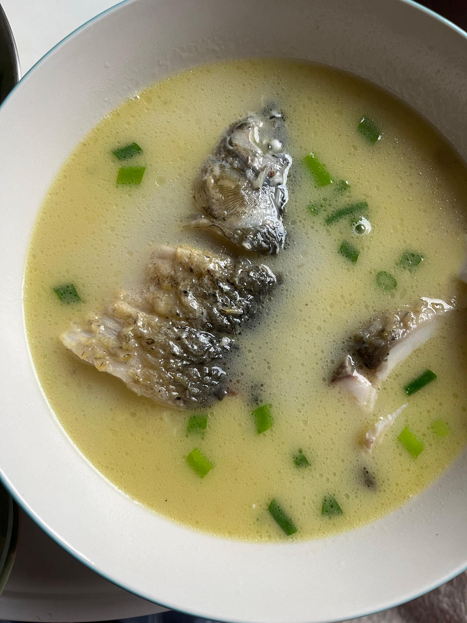 清炖鲫鱼汤 三个关键步骤让你轻松炖出汤浓味鲜色白似奶的鲫鱼汤