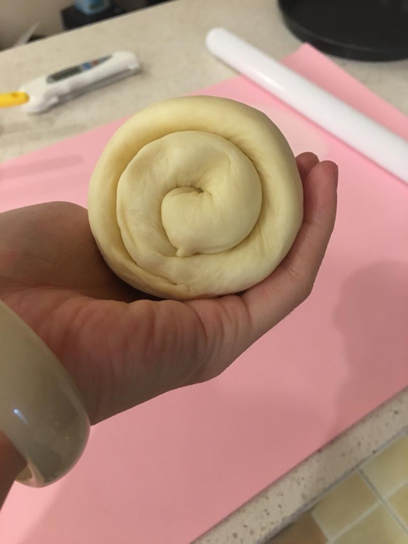 吐司整形—详解吐司一次擀卷和二次擀卷