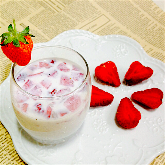 妖精当道-1做的草莓真果粒(草莓牛奶)