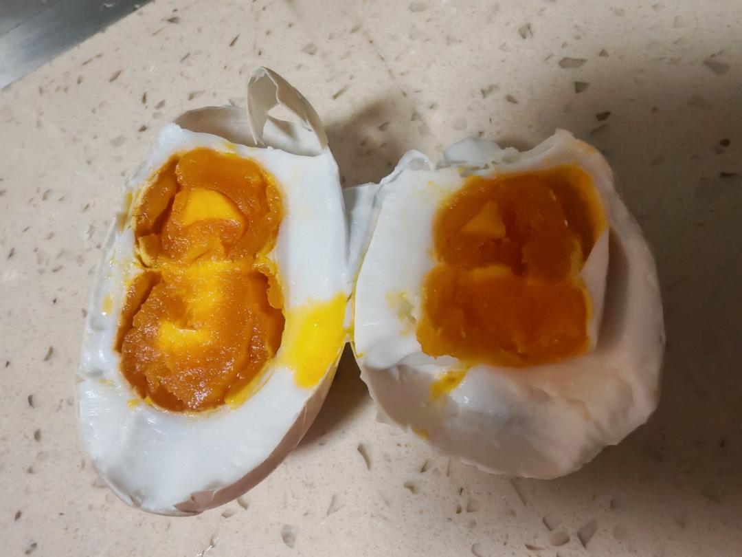 自己腌制的咸鸭蛋没有油？大厨：记住这一步保你个个留油