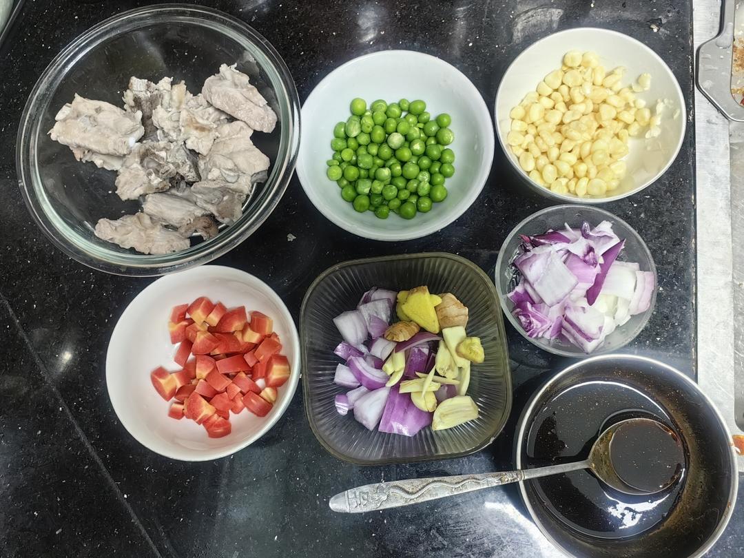【排骨焖饭】
