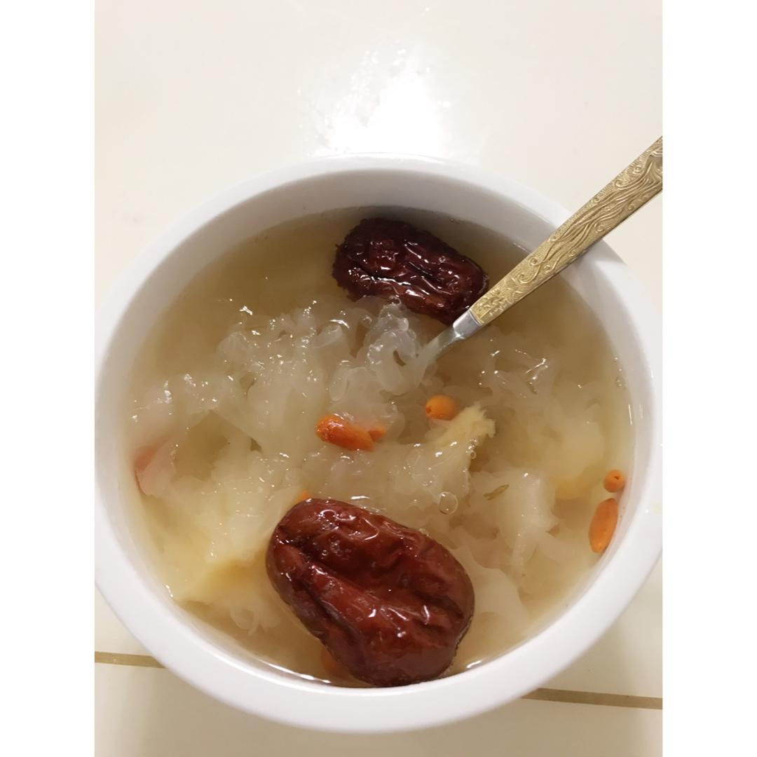 银耳红枣枸杞甜汤