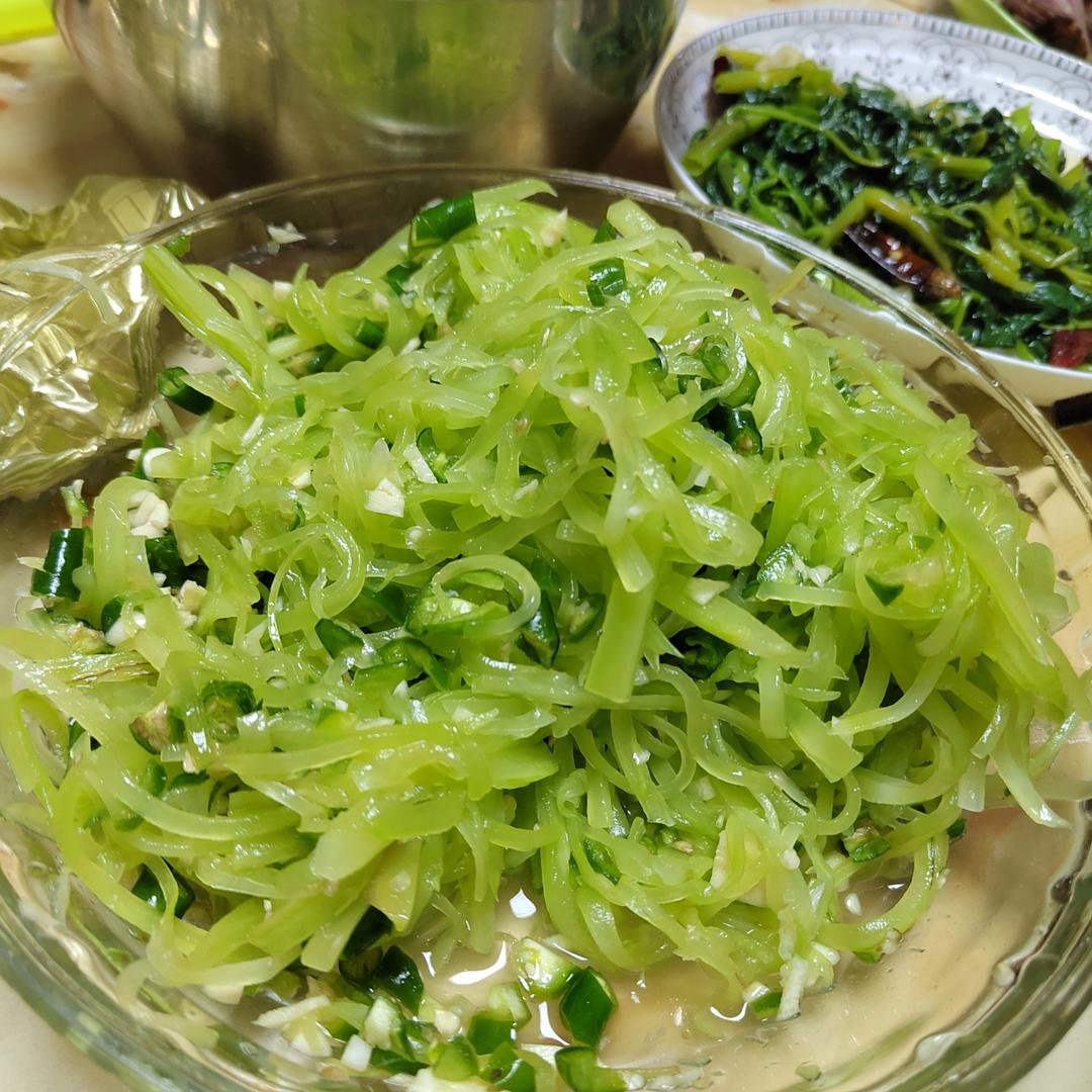 厨师长教你：夏日开胃小菜“凉拌莴笋丝”的家常做法，简单易学赶紧收藏吧