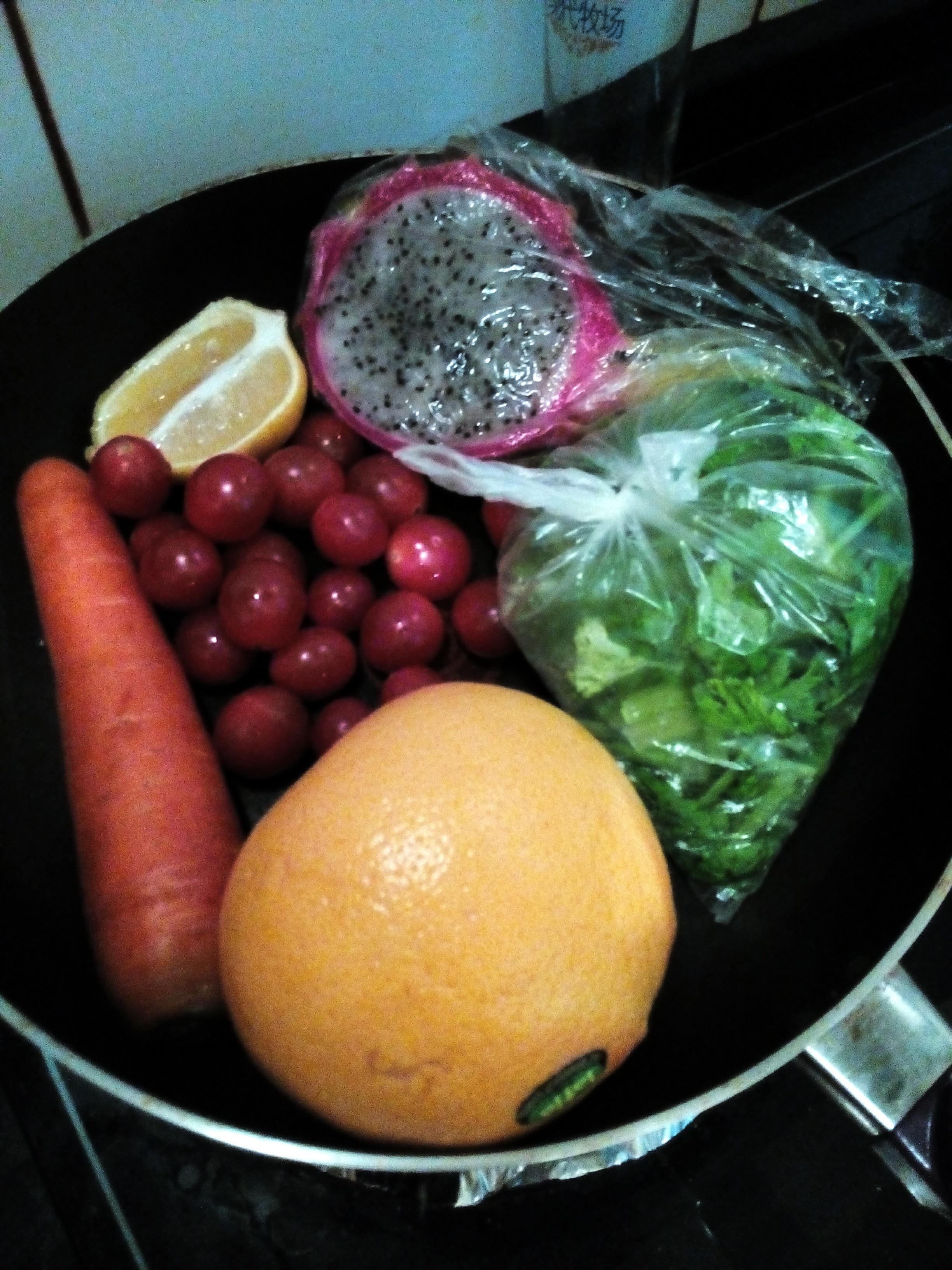 green smoothieD13芹菜+千禧柿子+胡萝卜+西柚+火龙果+柠檬的做法