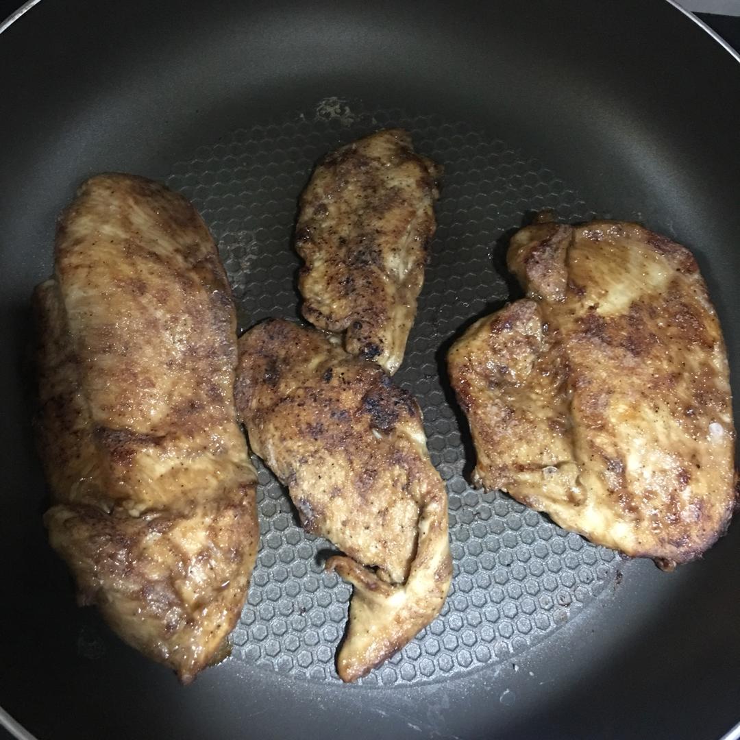 健身厨男版：香煎滑嫩鸡胸肉，全网最流行的鸡胸吃法！