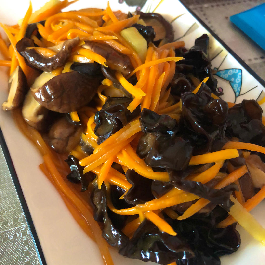 素三鲜之胡萝卜香菇炒木耳