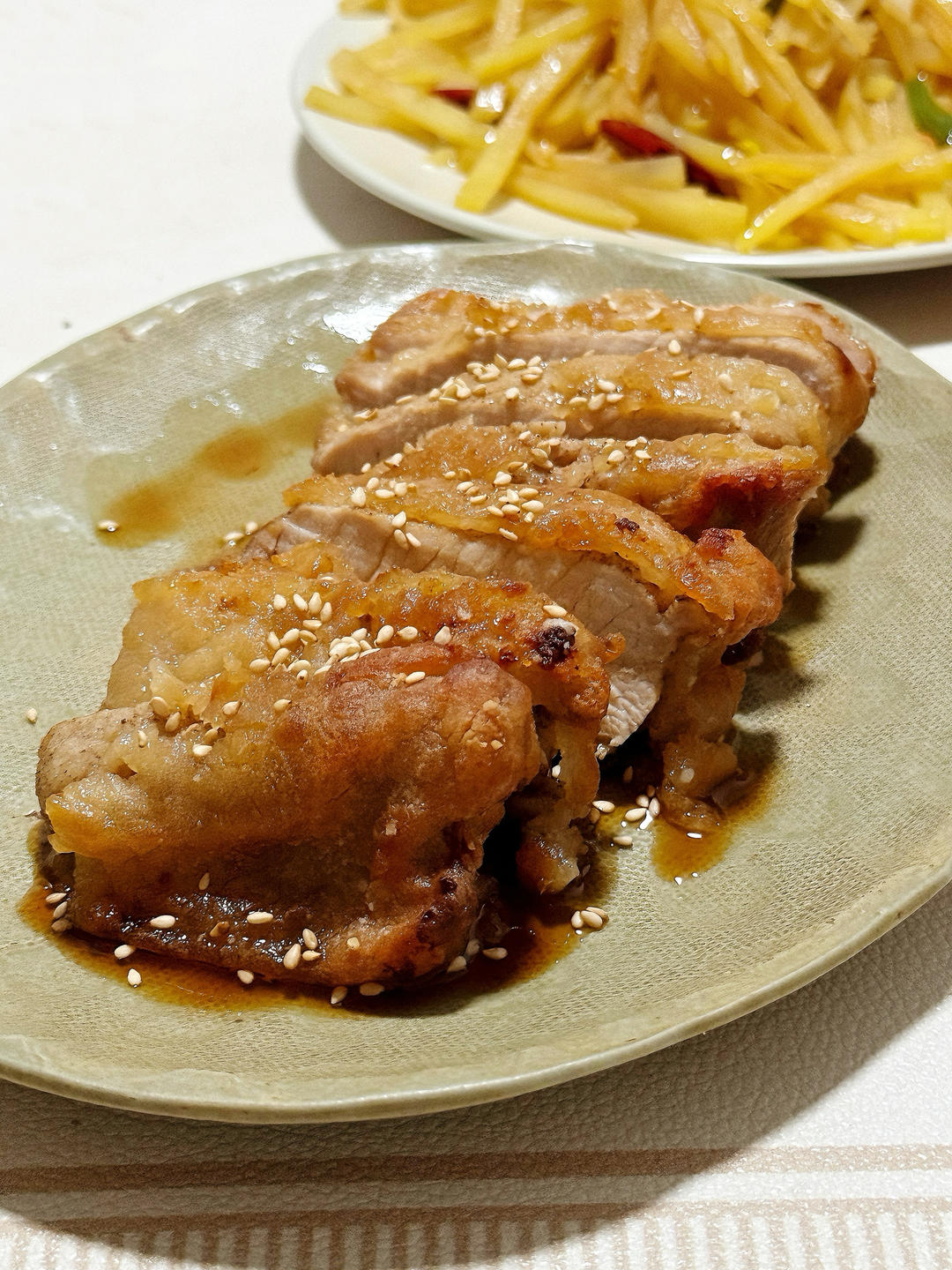 蜜汁炸猪排，肉质嫩滑多汁口感嘎嘣脆，咸甜好滋味的下饭料理
