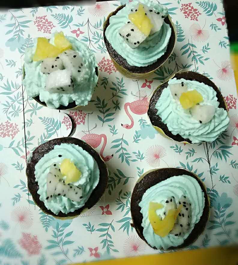 超润巧克力纸杯蛋糕（非常适合裱花、盖糖皮的cupcake方子）