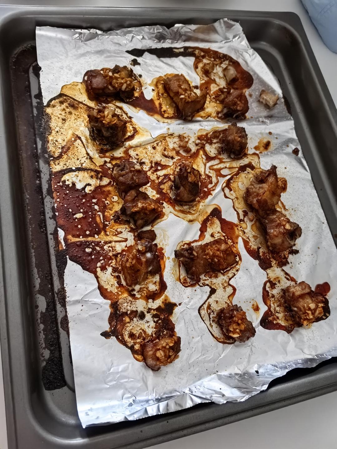 外焦里嫩！好吃到舔手指的蒜香烤排骨