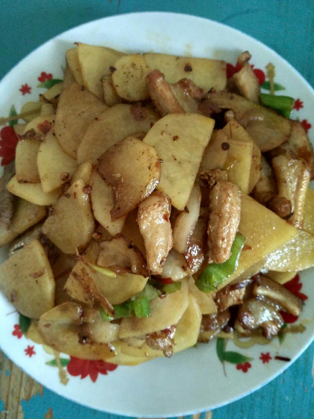 五花肉干煸土豆片