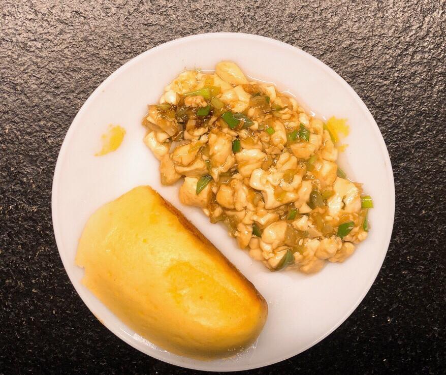 不放肉也超下饭的葱焖豆腐
