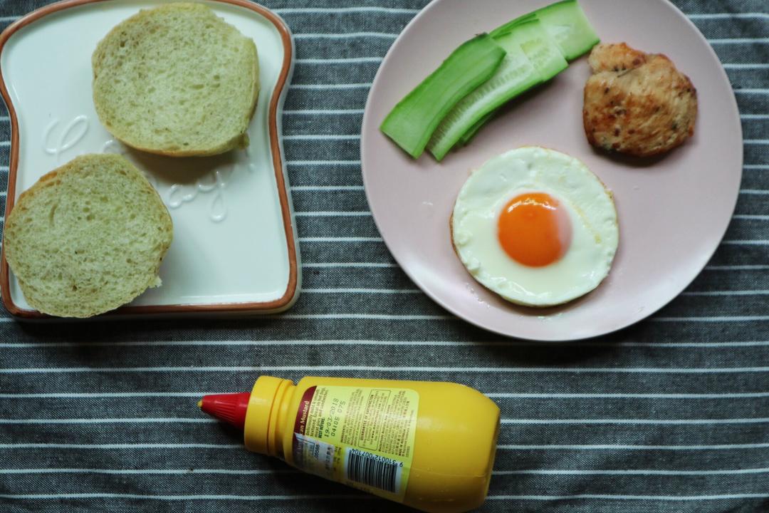 罗勒小餐包以及鸡胸汉堡