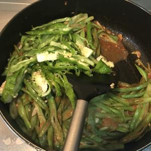 拌面菜——西红柿炒豆角丝的做法 步骤6