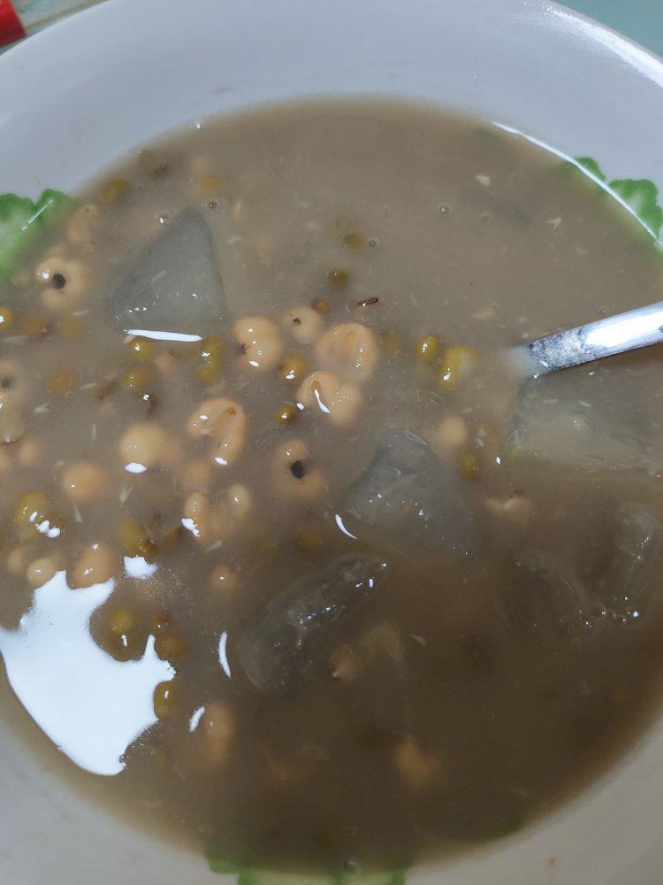 消暑必备--冬瓜薏米绿豆糖水