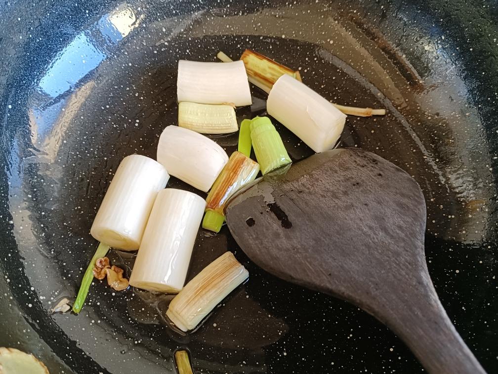 家庭版葱烧海参的做法 步骤4